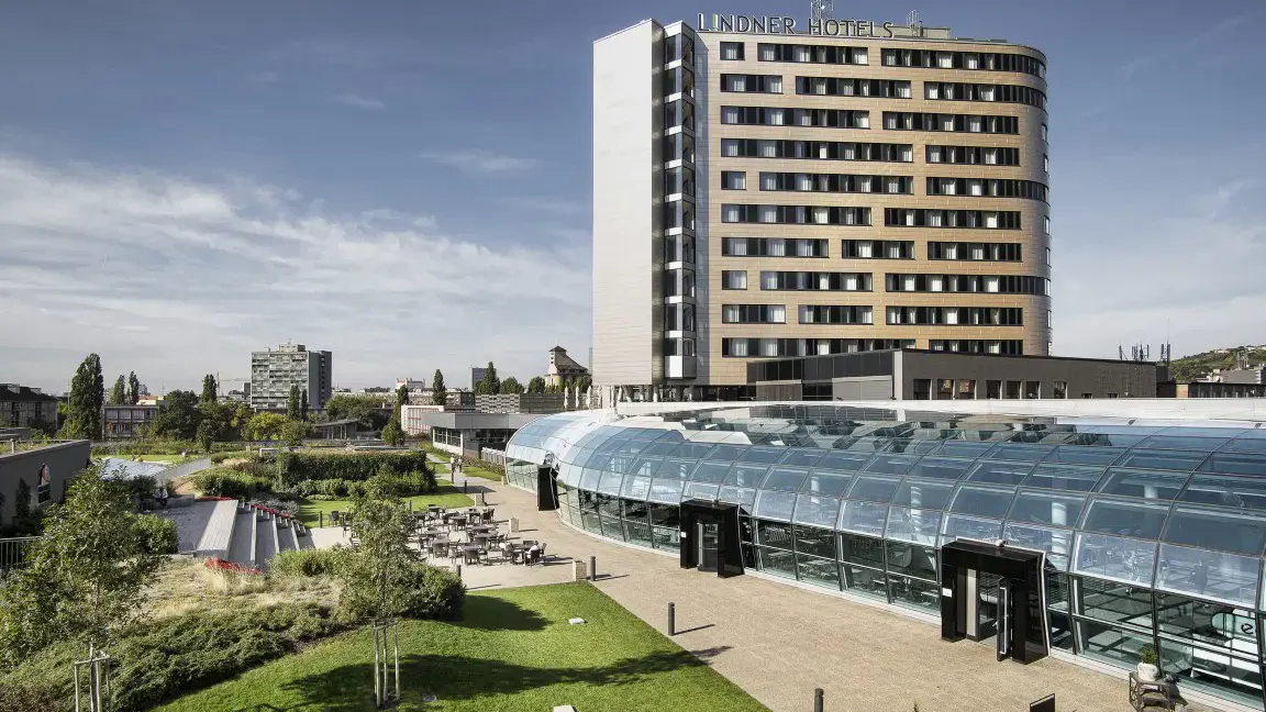 Aussenansicht des Lindner Hotels Bratislava direkt an der Donau