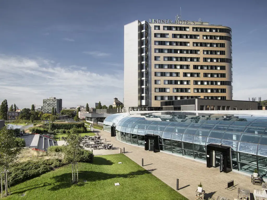 Aussenansicht des Lindner Hotels Bratislava direkt an der Donau