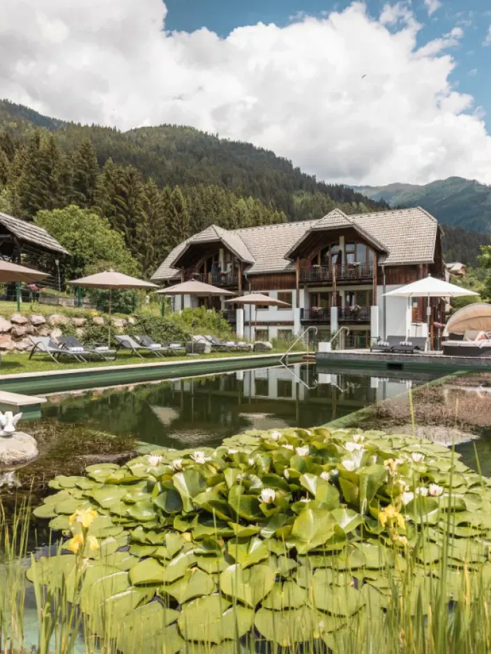 Blick auf den Schwimmteich des Naturhotels Landhof Irschen