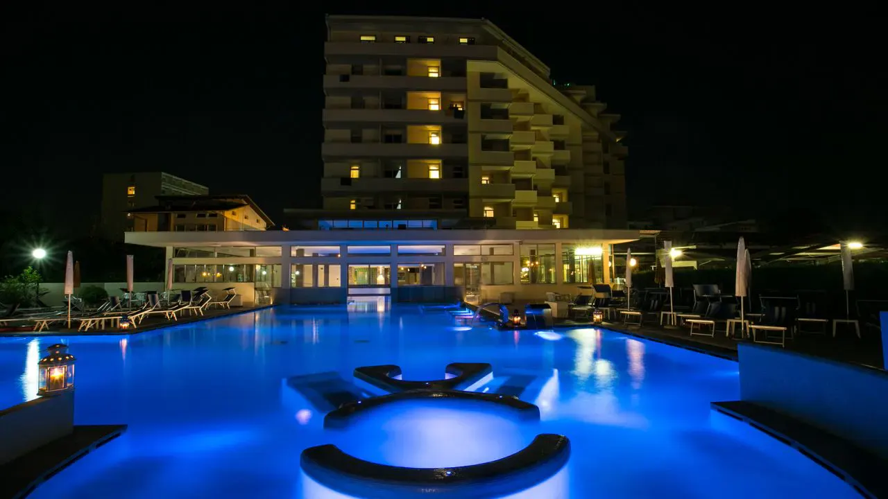 Nachtansicht des Aussenpools und des Hotels Terme Abano Verdi