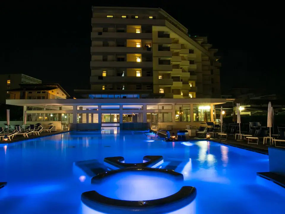 Nachtansicht des Aussenpools und des Hotels Terme Abano Verdi