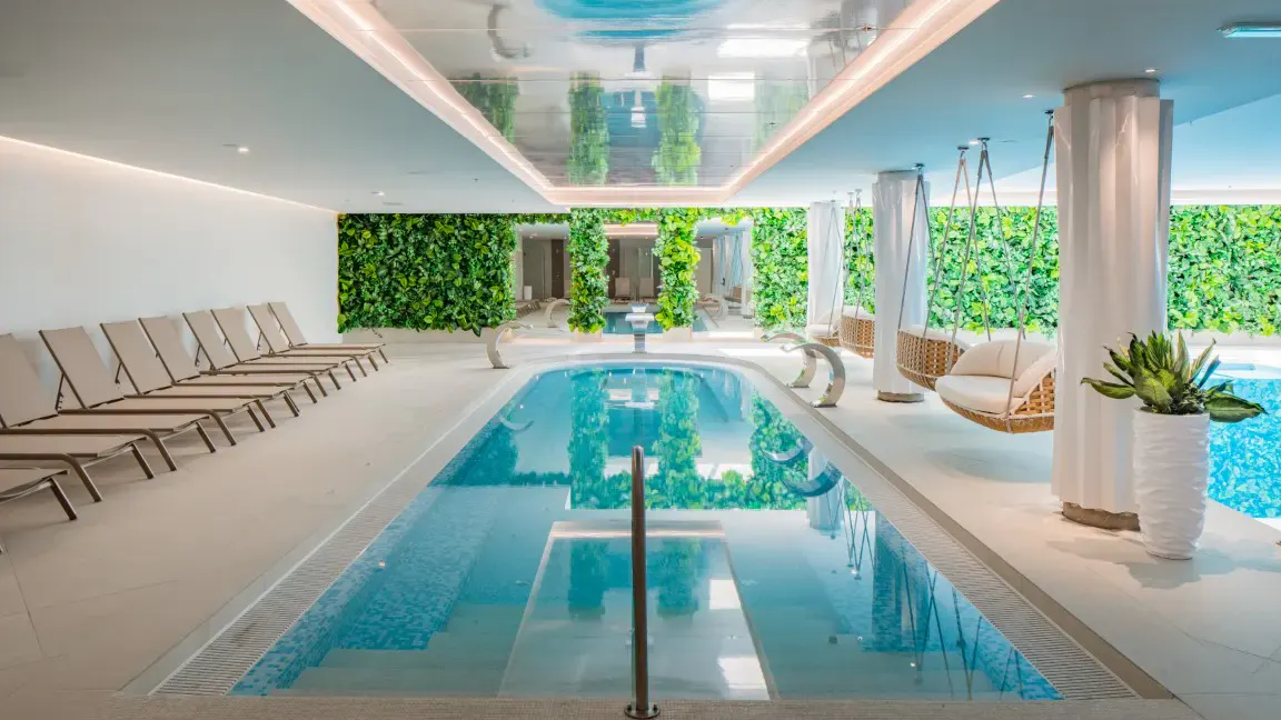 Innenpool mit langen Bahnen im Hotel Fagus