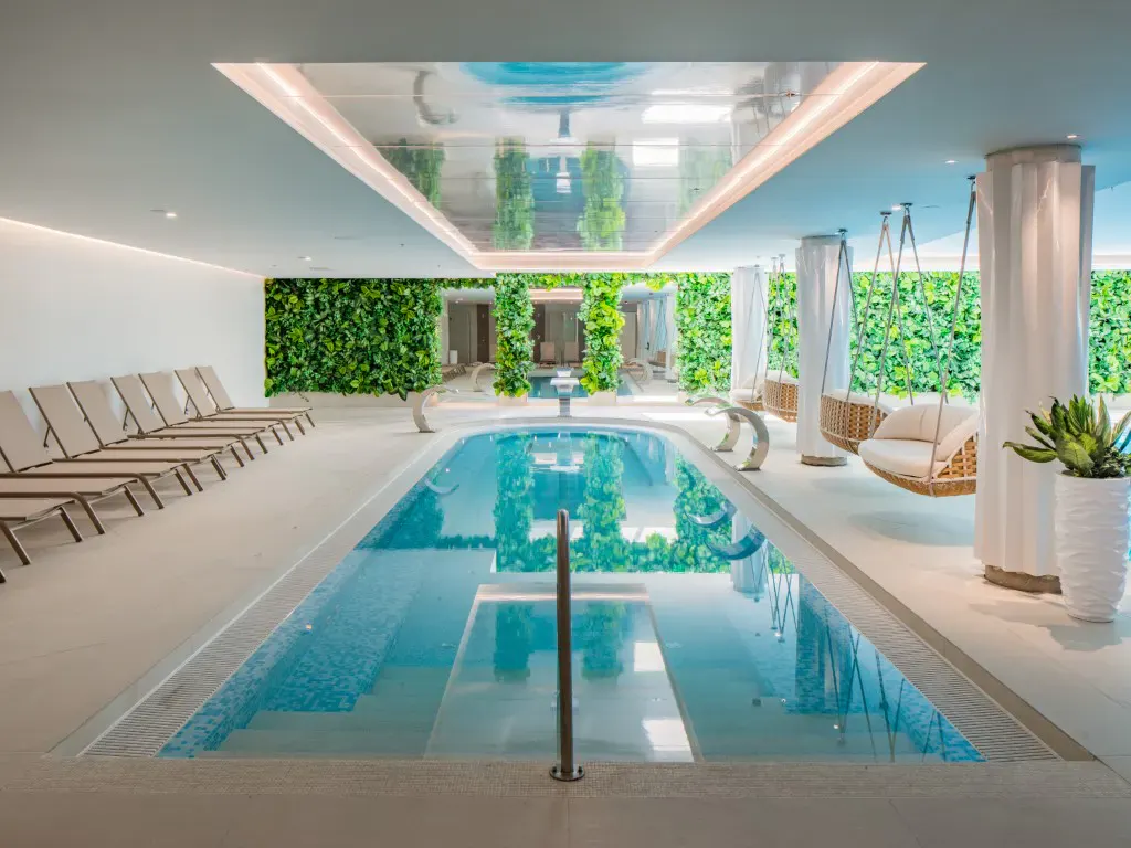 Innenpool mit langen Bahnen im Hotel Fagus