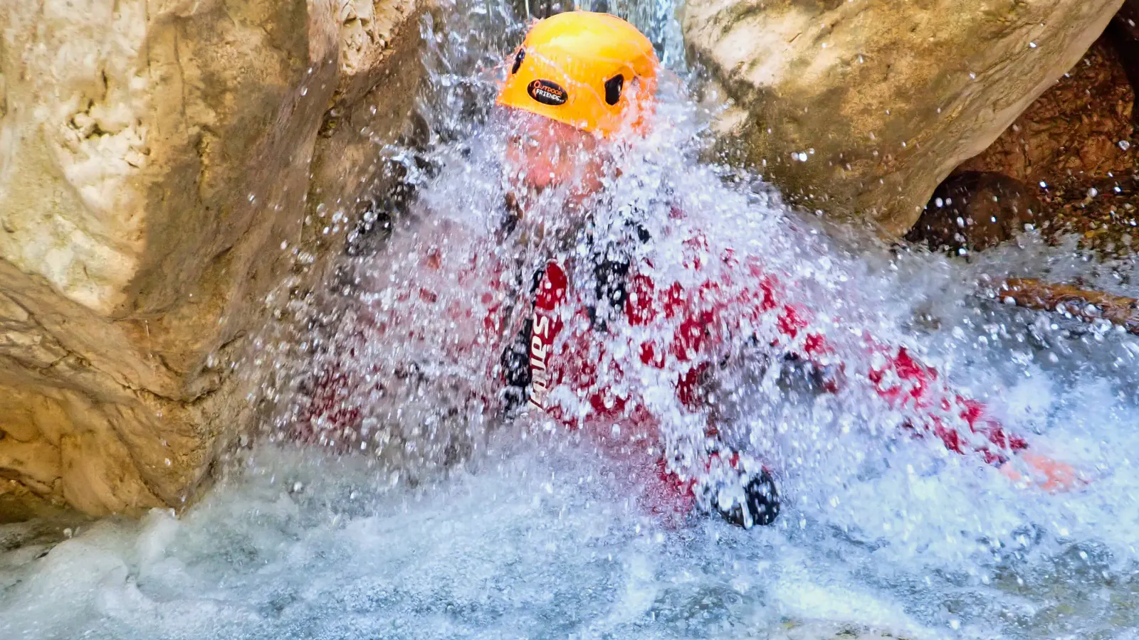 unter einem Wasserfall