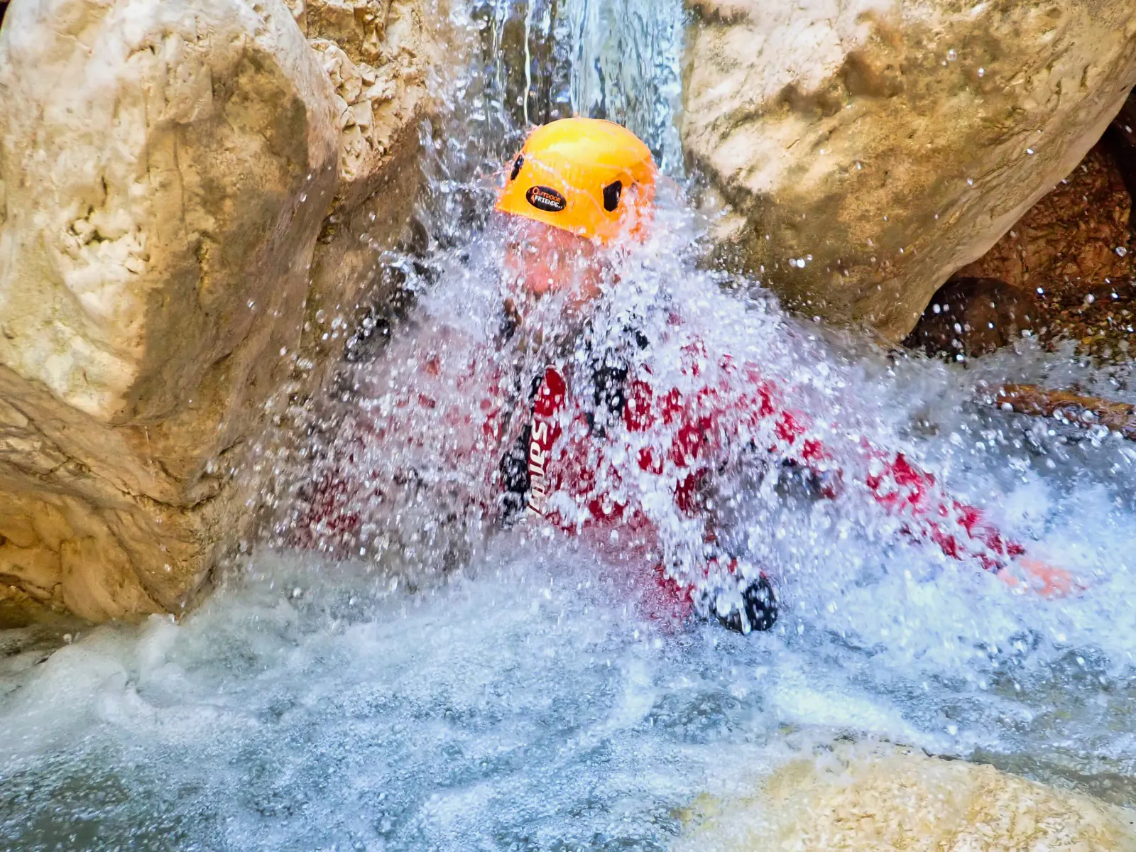 unter einem Wasserfall