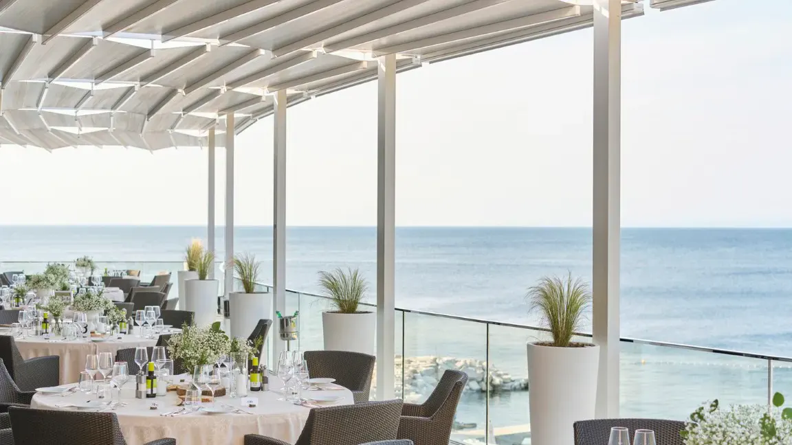 Restaurant im Freien direkt mit Meerblick vom Kempinski Hotel Adriatic aus