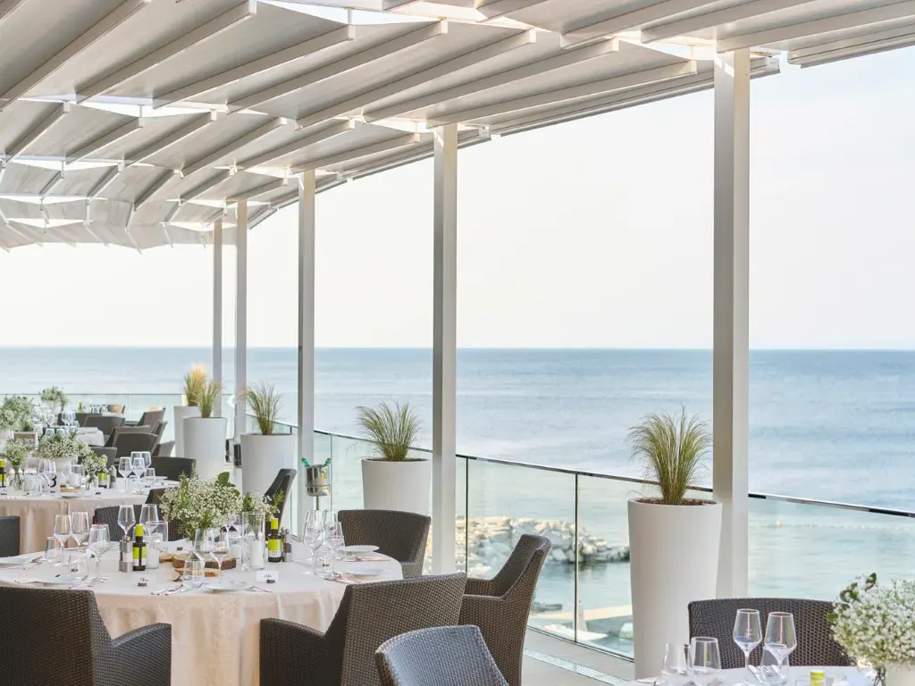 Restaurant im Freien direkt mit Meerblick vom Kempinski Hotel Adriatic aus