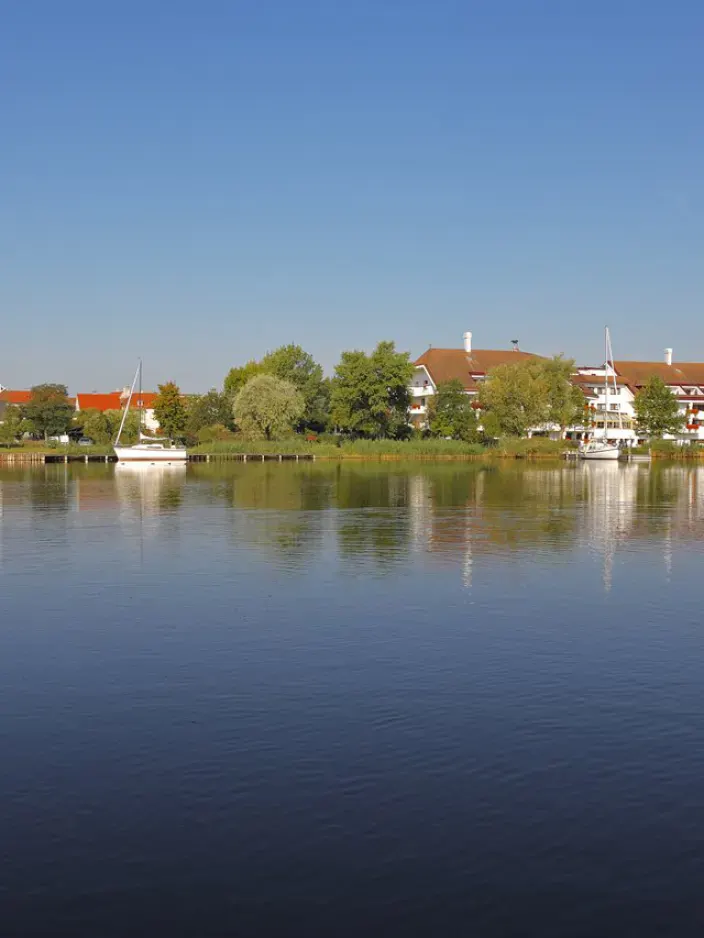 Blick über den Neusiedlersee zum Seehotel Rust