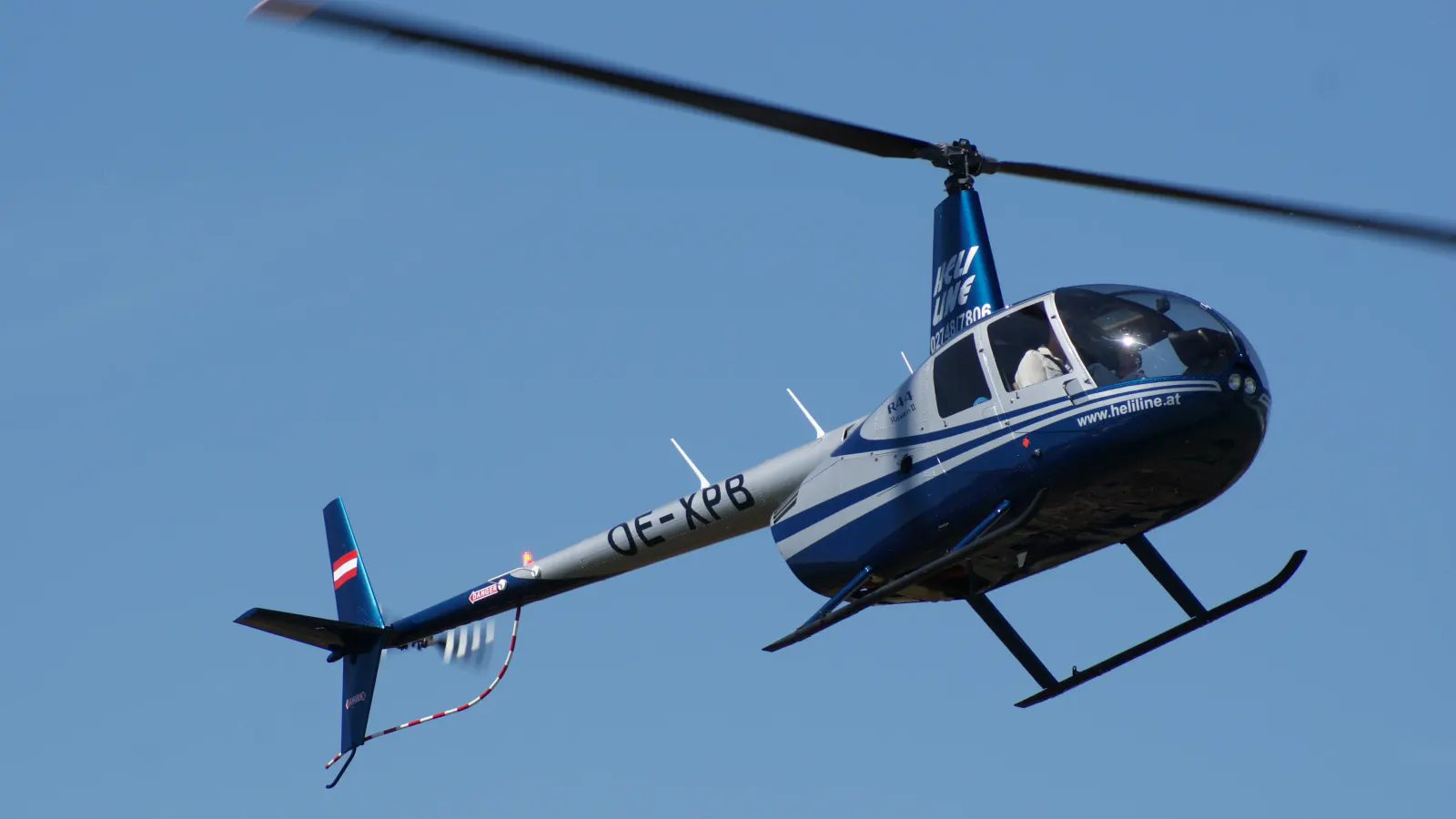 Helikopter Blau in der Luft