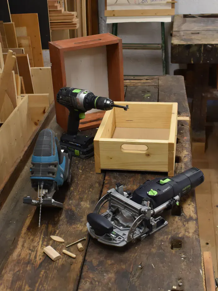 Zwei selbstgebaute Holzschubladen mit Handmaschinen