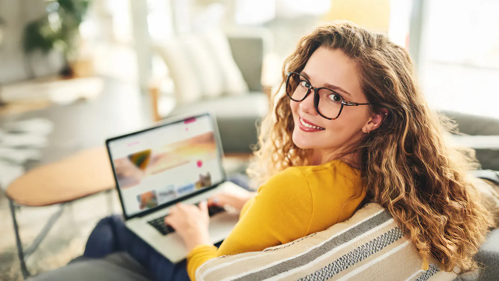junge Frau mit Laptop