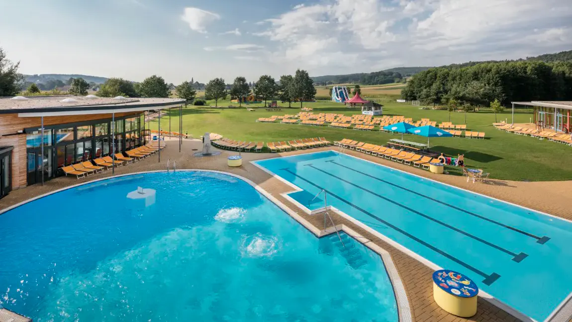Ansicht der Aussenpools in der H2O Hotel-Therme-Resort