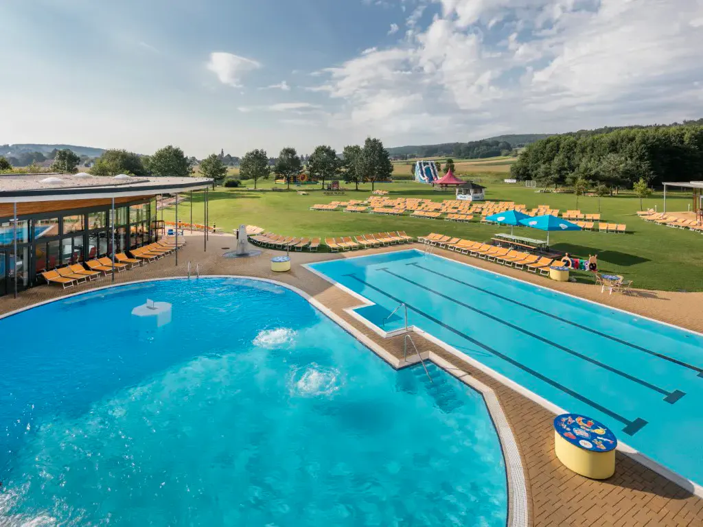 Ansicht der Aussenpools in der H2O Hotel-Therme-Resort