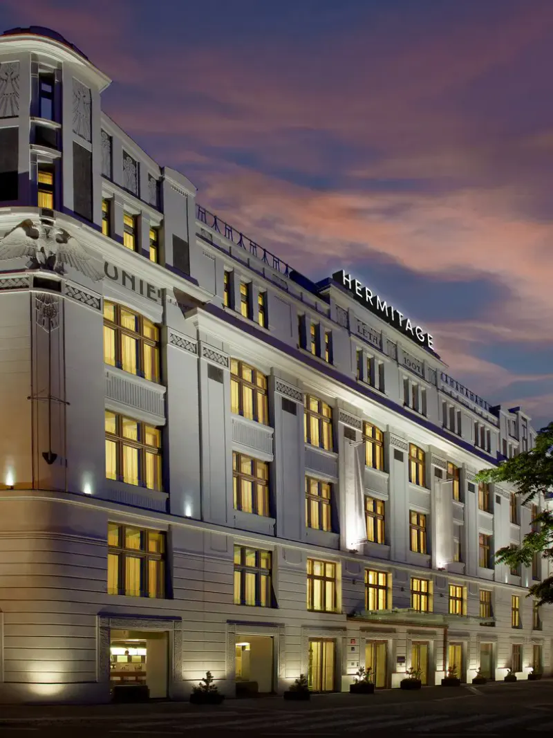 Aussenansicht in Abendstimmung des Hermitage Hotel Prague