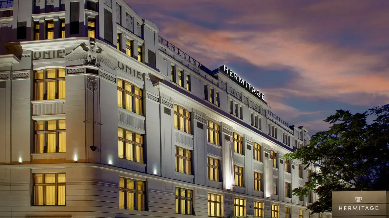 Aussenansicht in Abendstimmung des Hermitage Hotel Prague