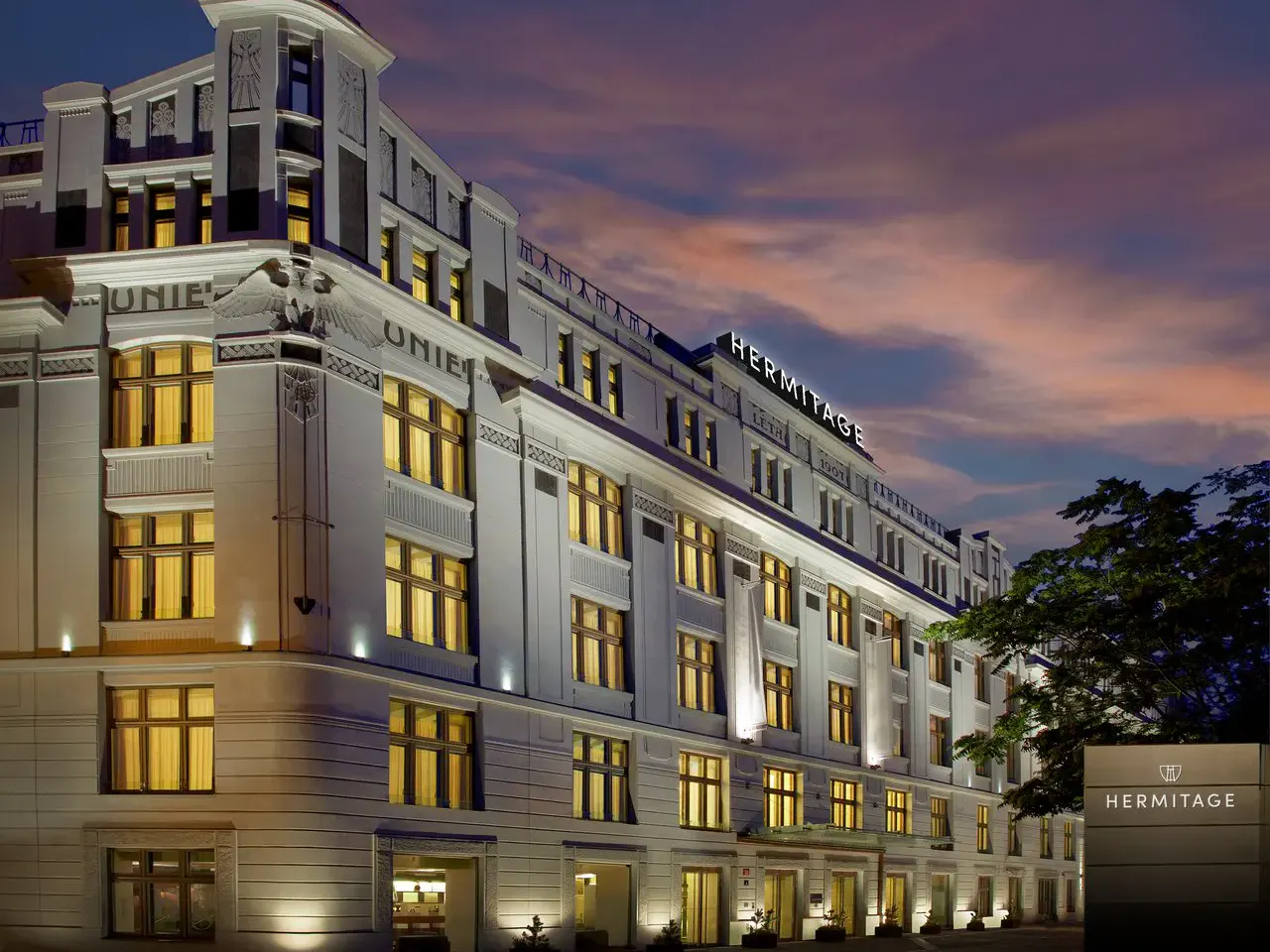Aussenansicht in Abendstimmung des Hermitage Hotel Prague