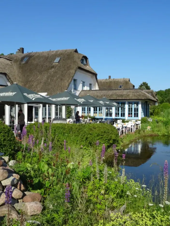 Aussenansicht Landhotel Kastanienallee mit Teich