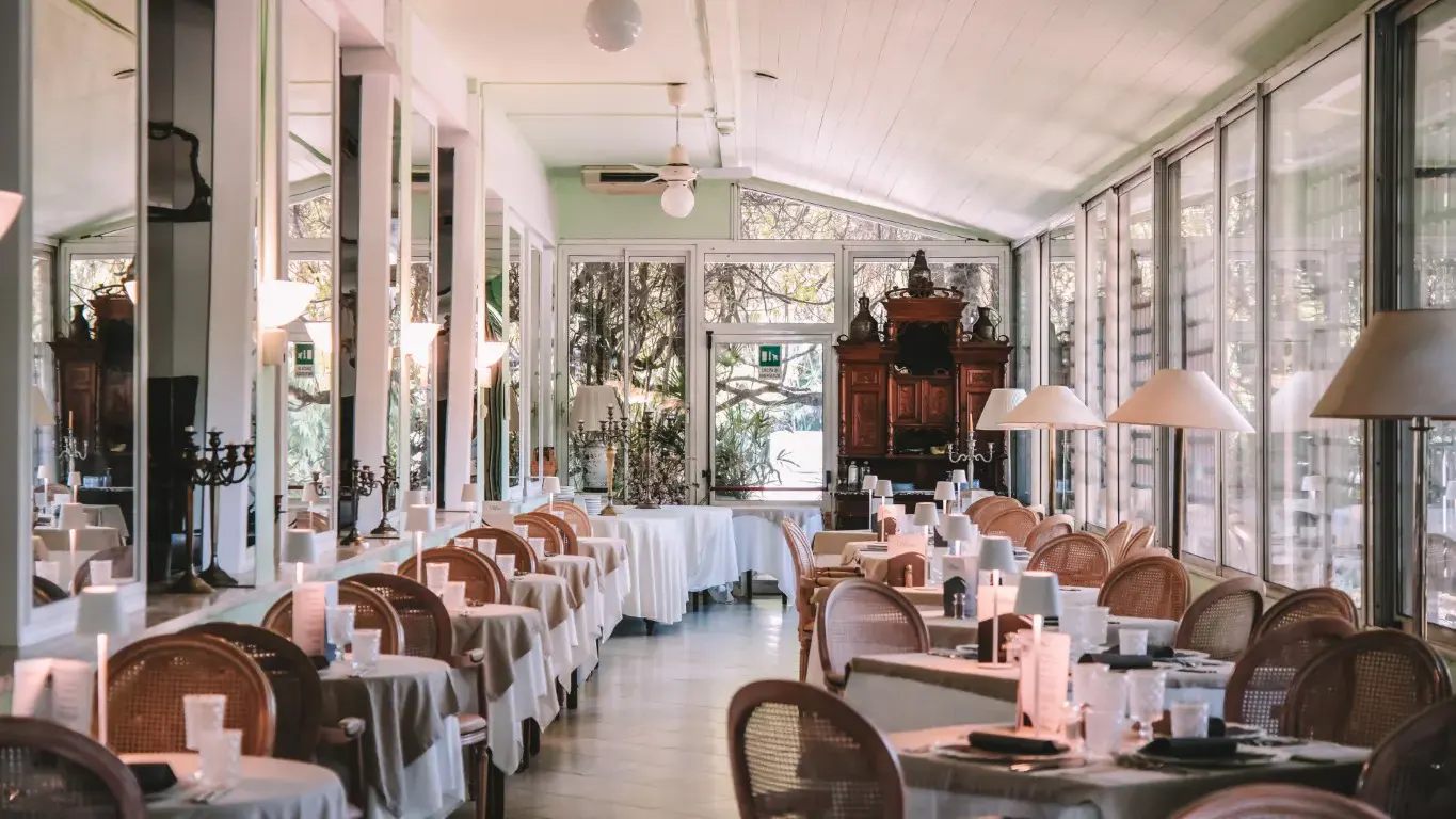 Wintergarten mit Frühstücktischen im Hotel Bellavista