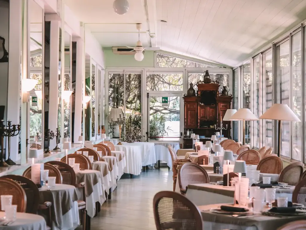 Wintergarten mit Frühstücktischen im Hotel Bellavista