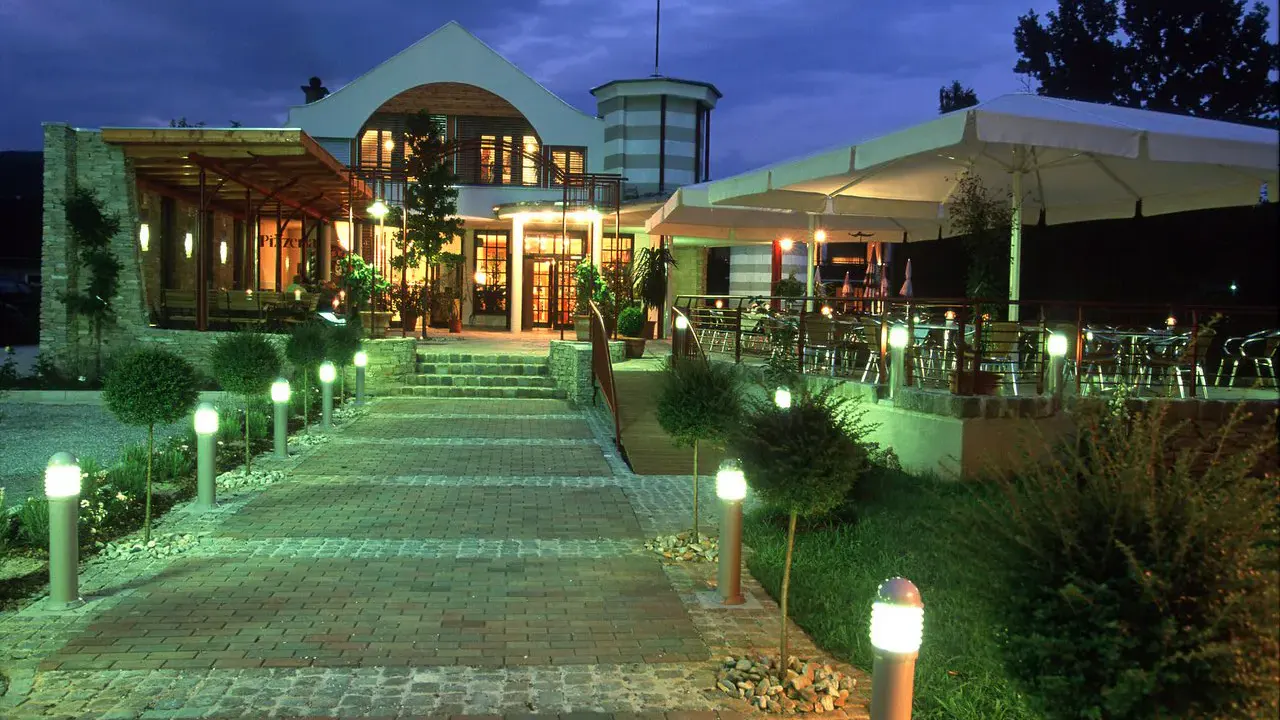 Aussenansicht der Seeseite des Boutique Seehotels Erla