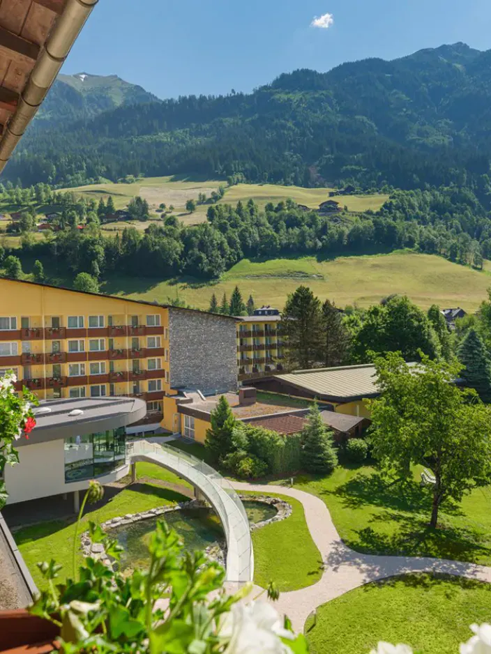 Blick aus einem Zimmer auf das Hotel Palace und den Garten