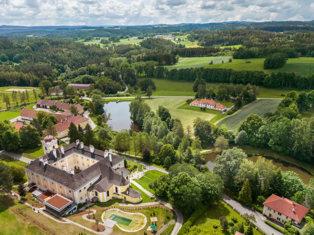 Luftbild über das Schlosshotel Rosenau