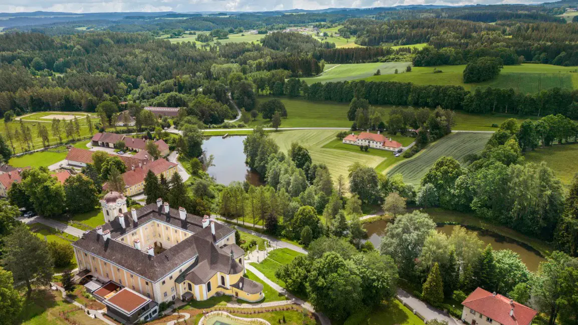Luftbild über das Schlosshotel Rosenau