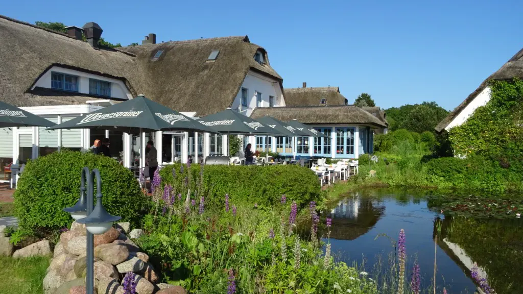 Aussenansicht Landhotel Kastanienallee mit Teich