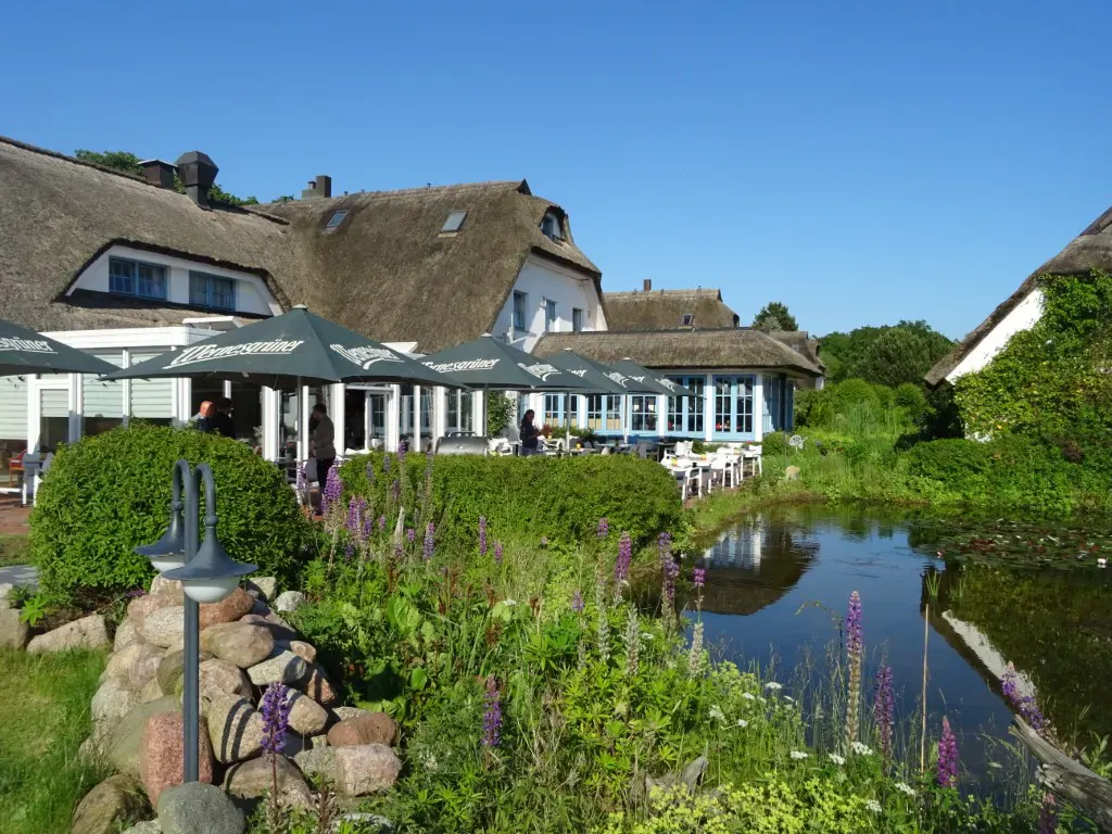 Aussenansicht Landhotel Kastanienallee mit Teich
