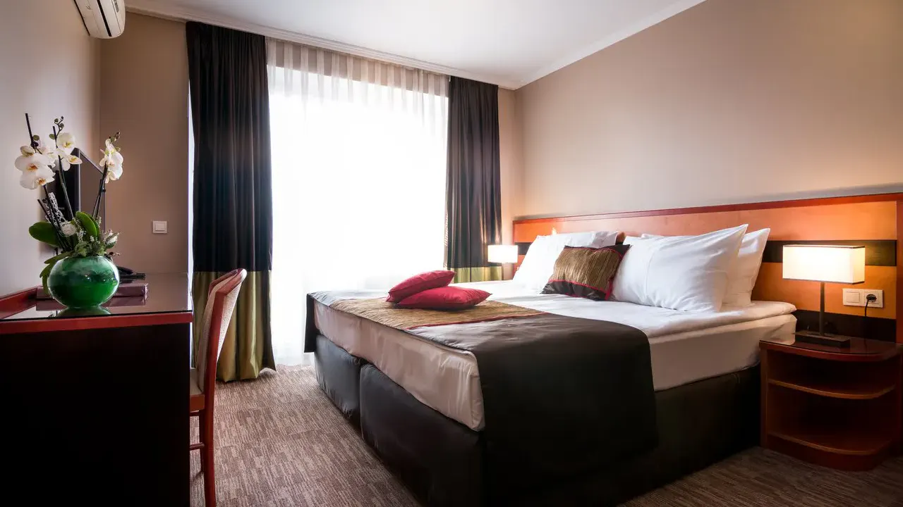 Doppelzimmer mit dunklen, gedeckten Farben in der Terme Vivat