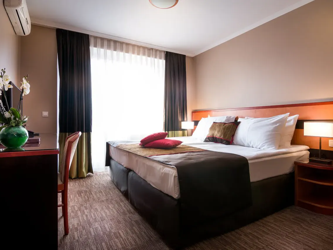 Doppelzimmer mit dunklen, gedeckten Farben in der Terme Vivat