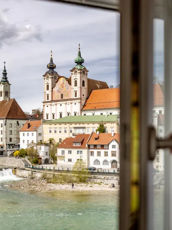 Blick aus einem Fenster des Hotels Minichmayr direkt auf die Enns und Steyr