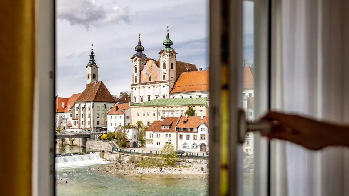 Blick aus einem Fenster des Hotels Minichmayr direkt auf die Enns und Steyr