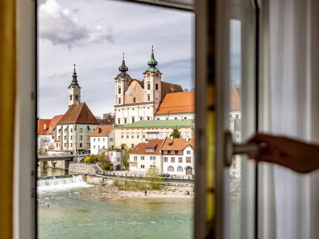 Blick aus einem Fenster des Hotels Minichmayr direkt auf die Enns und Steyr