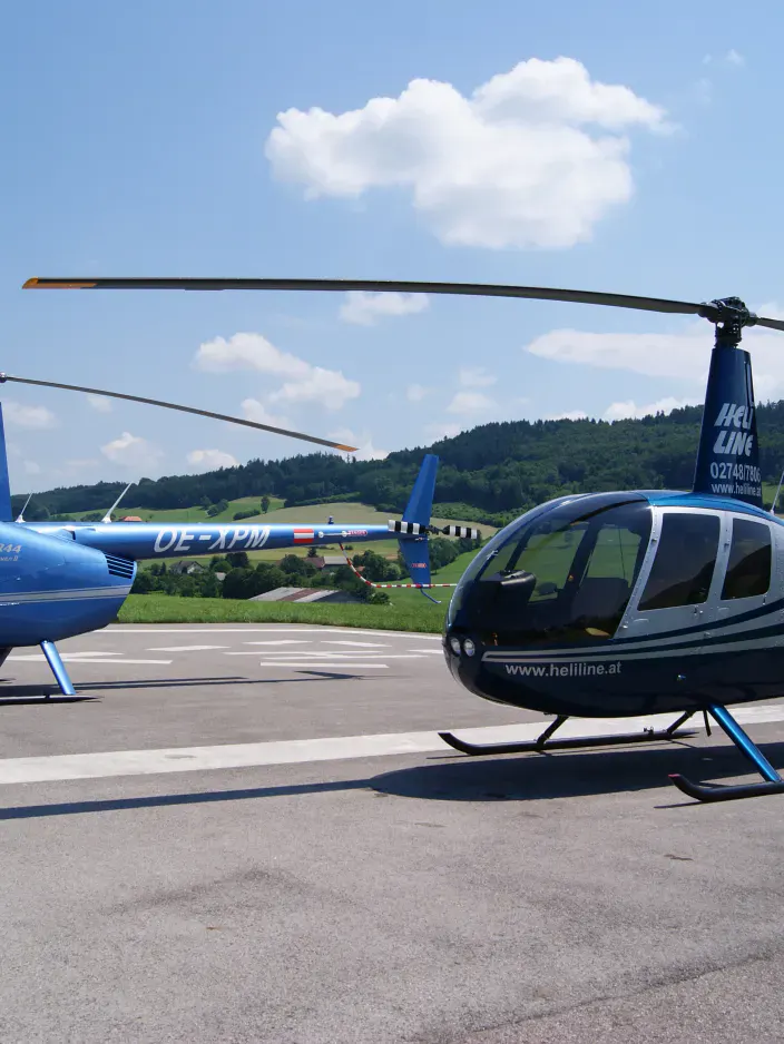 Zwei Helikopter am Boden