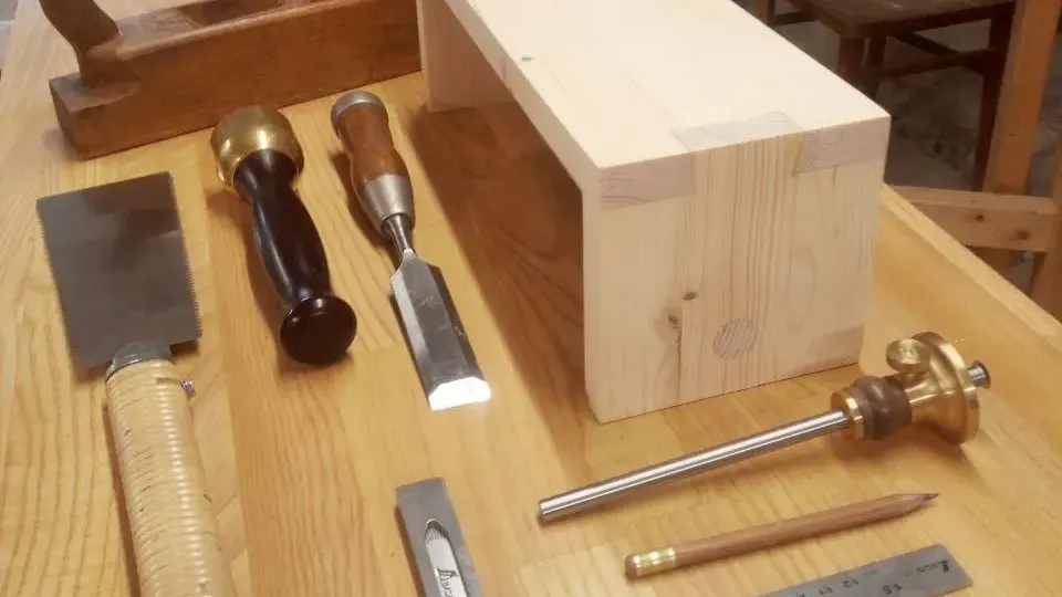 Einfaches Werkstück mit klassischen Holzverbindungen und Handwerkzeugen