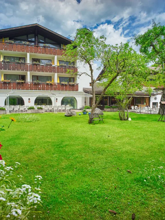 Aussenansicht vom Garten aus des Alpenhofes Grainau