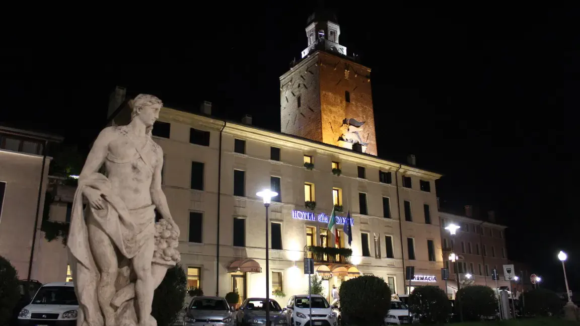 Aussenansicht bei Nacht des Hotels Alla Torre