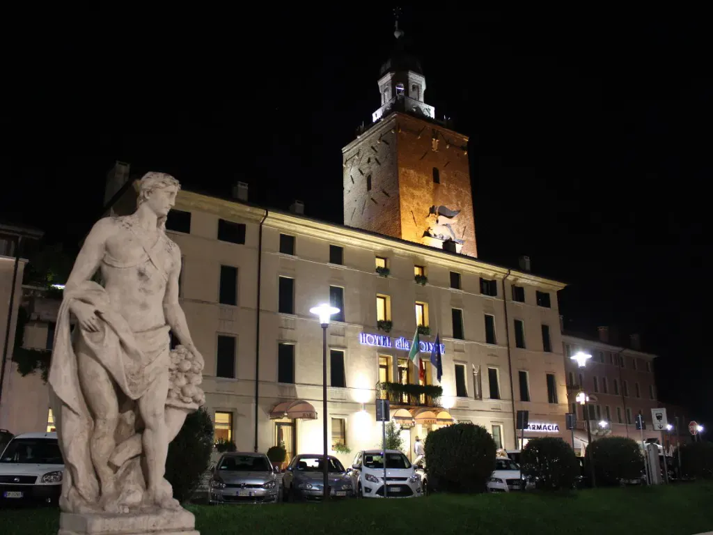 Aussenansicht bei Nacht des Hotels Alla Torre