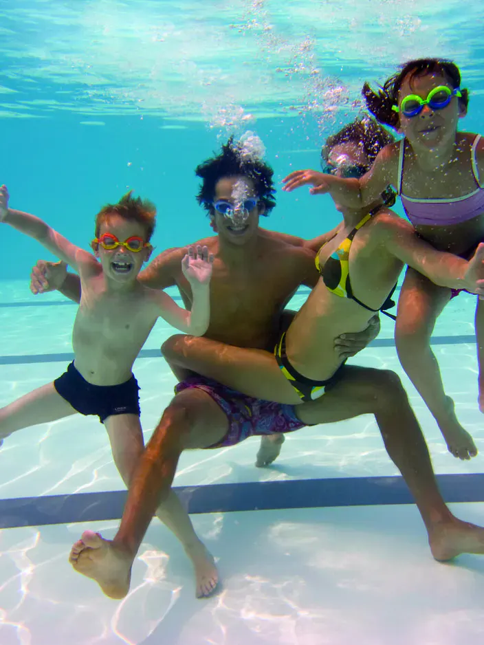 Eine Familie unter Wasser im Pool des H2O Hotel-Therme-Resorts