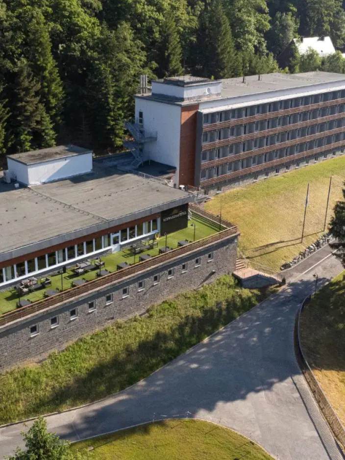 Aussenansciht von oben des Hotels Schwarzbachtal mit den 2 Gebäuden und See