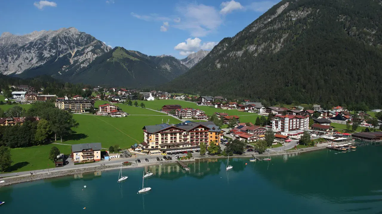 Blick auf das Hotel Post am See aus der Vogelperspektive