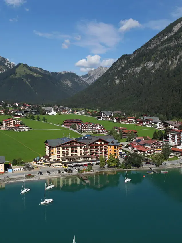 Blick auf das Hotel Post am See aus der Vogelperspektive