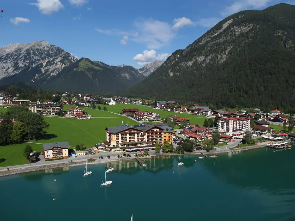 Blick auf das Hotel Post am See aus der Vogelperspektive