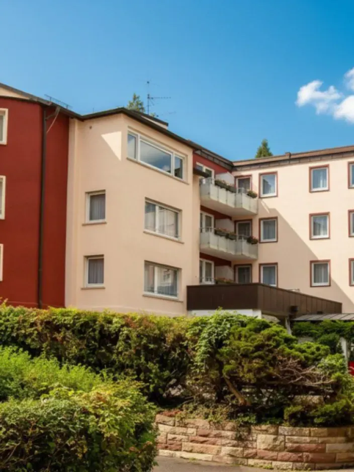 Aussenansicht des Hotels Azenberg im Sommer