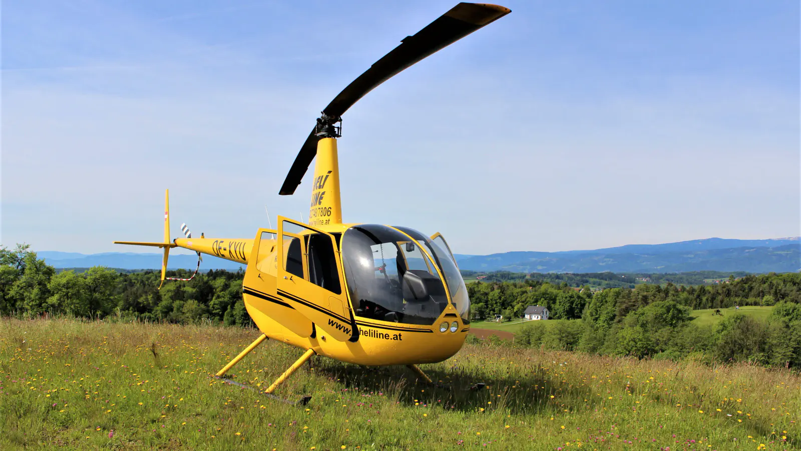 Helikopter auf einem Feld