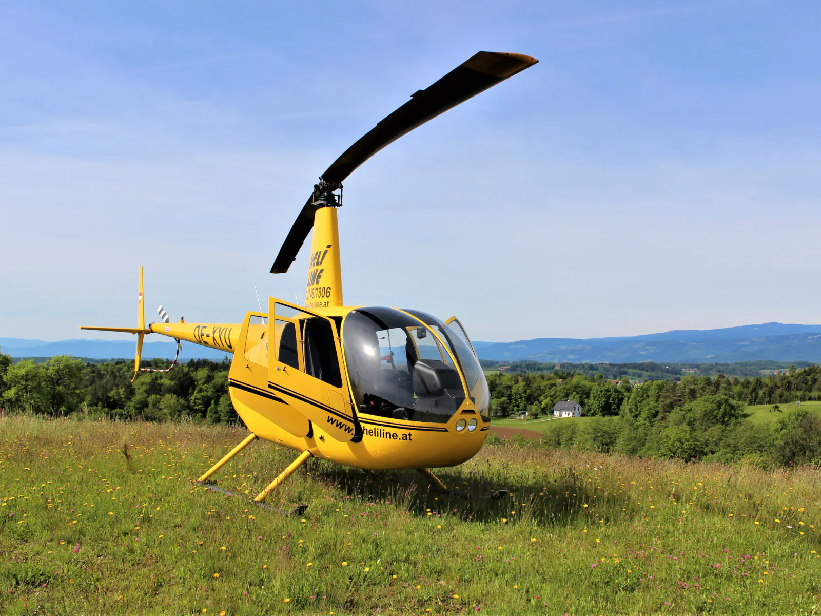 Helikopter auf einem Feld