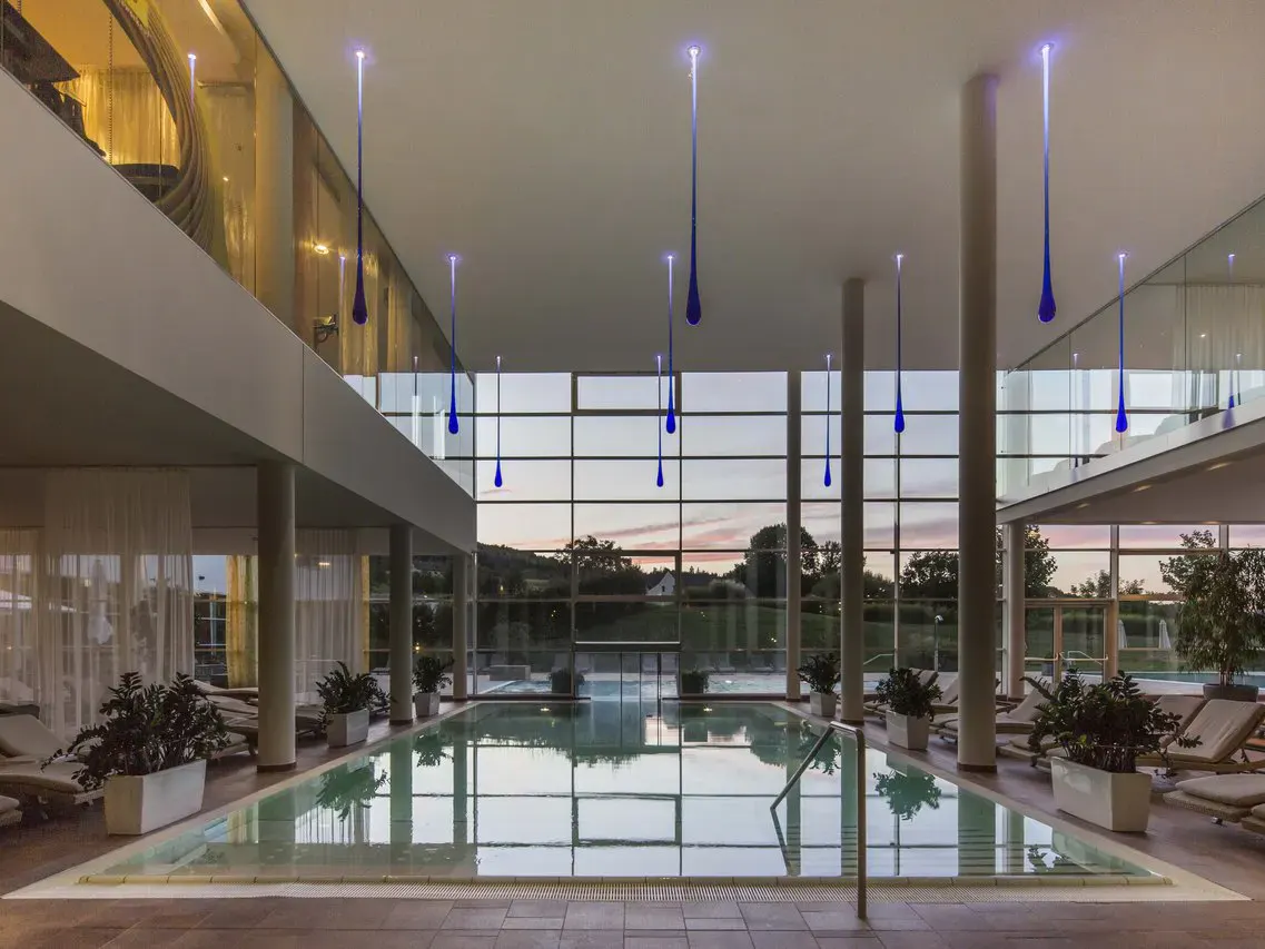Indoor Schwimmbad im Spabereich des SPA Resorts Styria