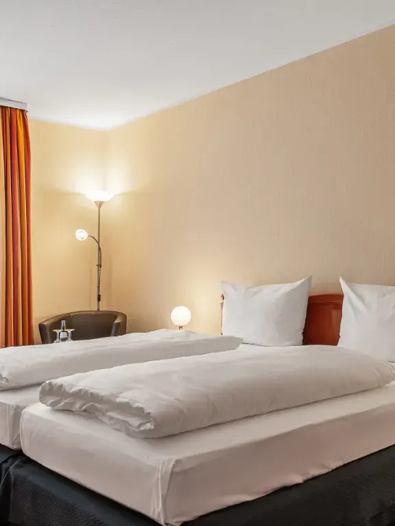 Helles Doppelzimmer als Beispiel im INVITE Hotel an der Kaiserburg