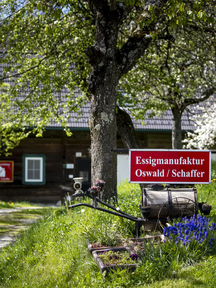 Blick auf die Essigmanufaktur, ein altes Bauernhaus aus dem Jahr 1799